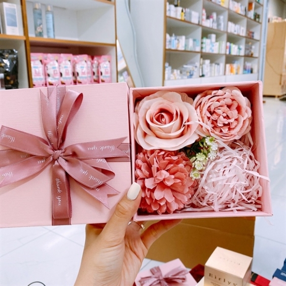 HỘP ĐỰNG QUÀ CÓ HOA LỤA (KHÔNG NGĂN)