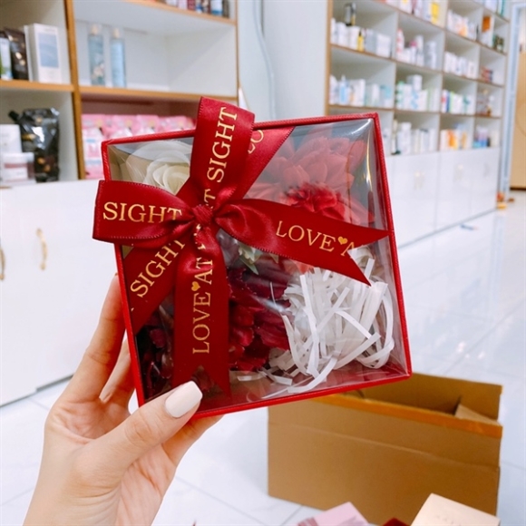 HỘP ĐỰNG QUÀ NẮP KÍNH + HOA