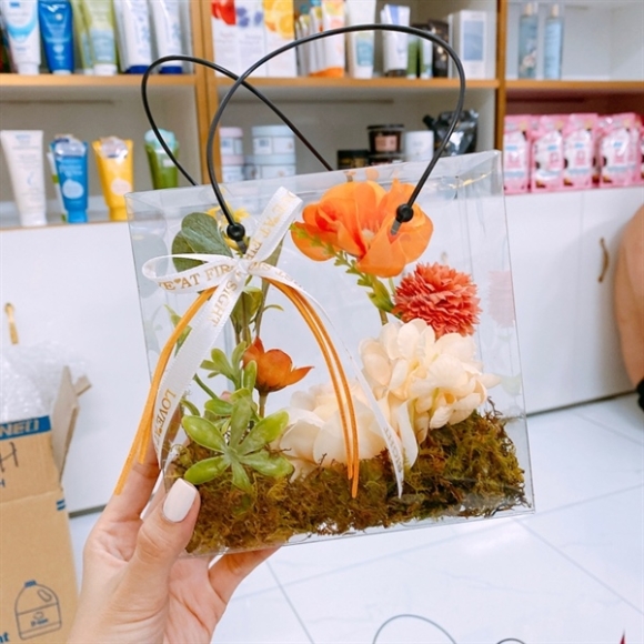 HỘP ĐỰNG QUÀ MICA XÁCH HOA LỤA