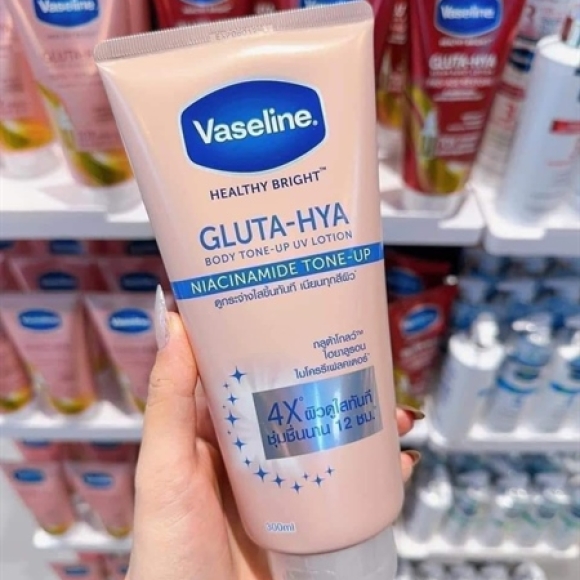 DƯỠNG THỂ VASELINE NIACINAMIDE TONE UP 4X 330ML