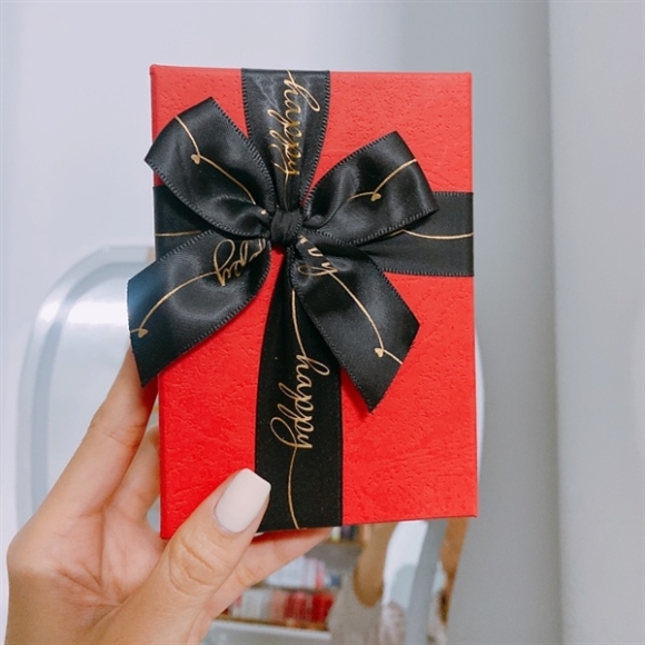 HỘP ĐỰNG QUÀ VUÔNG ĐÍNH NƠ